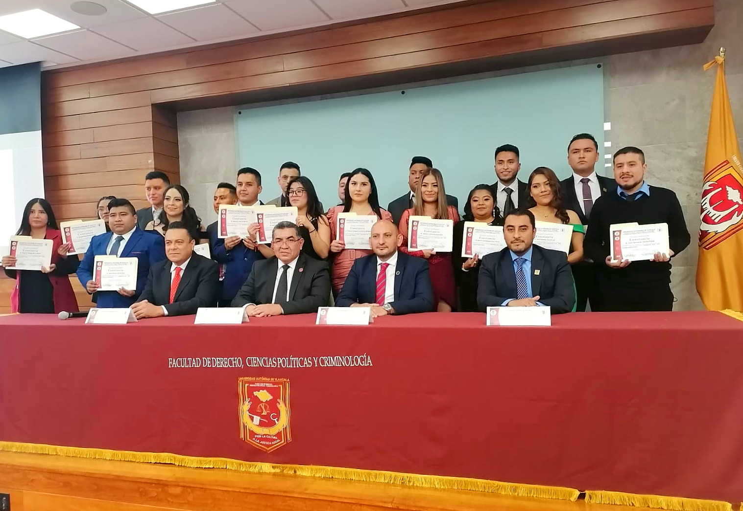 Culminan estudios en Ciencias Políticas y Administración Pública en la UATx