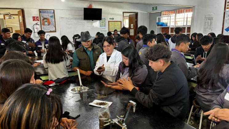 ASESORA SECRETARÍA DE MEDIO AMBIENTE AL PLANTEL 19 DEL COLEGIO DE BACHILLERES