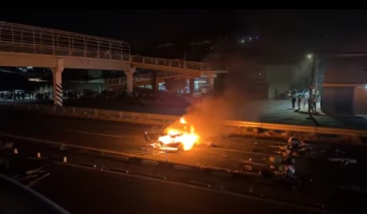 Por querer llevarse a una menor pobladores voltean y queman su automóvil