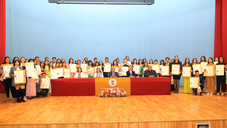Entregó UATx títulos universitarios a egresados