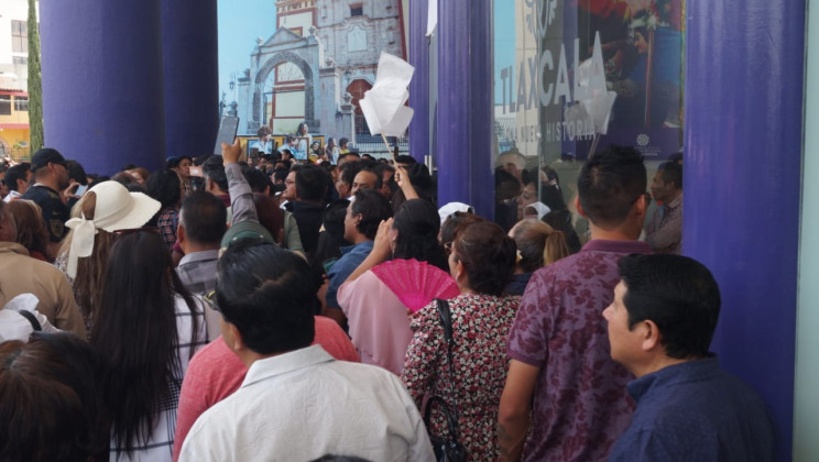 Trabajadores asisten a celebrar el LXVIII Aniversario del sindicato 7 de mayo y se enfrentan grupos opositores