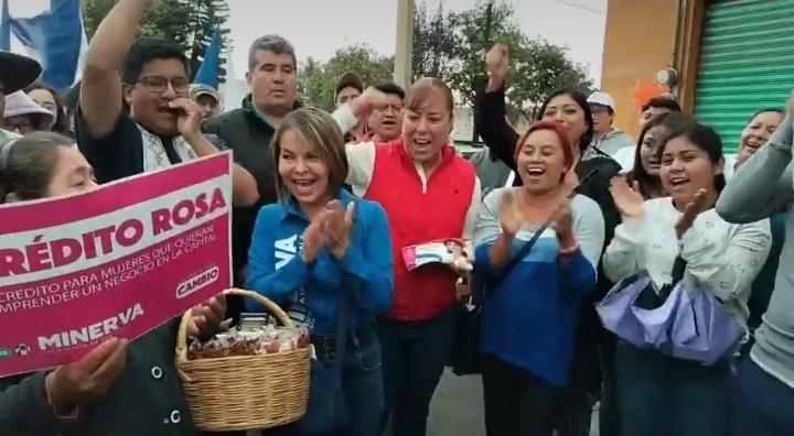 Motiva Minerva Hernández a mujeres con Crédito Rosa