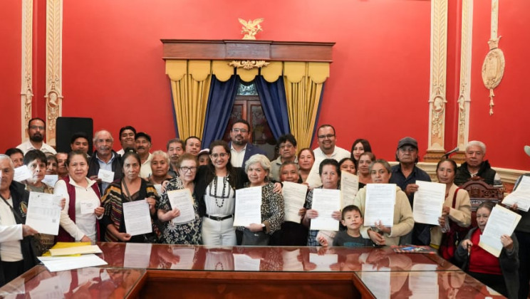 ENTREGA FERNANDA ESPINOSA DE LOS MONTEROS RESOLUCIONES DE ACLARACIONES GRATUITAS DE ACTAS DE NACIMIENTO A ADULTOS MAYORES