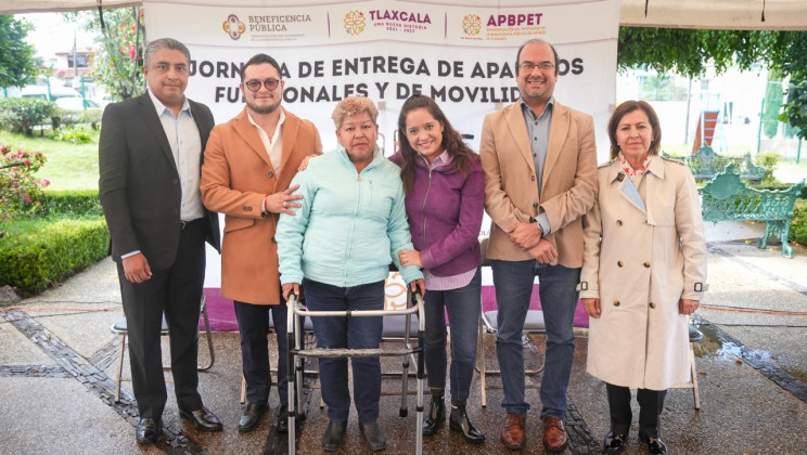 ENCABEZA FERNANDA ESPINOSA DE LOS MONTEROS JORNADA DE ENTREGA DE APARATOS FUNCIONALES Y DE MOVILIDAD
