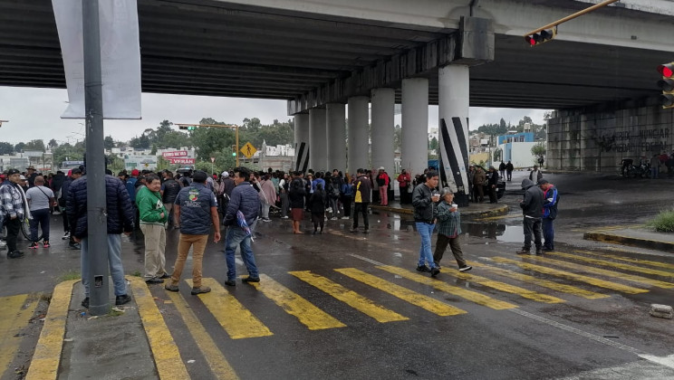 Ciudadanos de la comunidad de Acuitlapilco cierran accesos carreteras por falta de agua