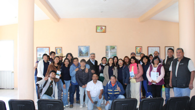 Entregan estudiantes de Biología UATx productos del Seminario de la Praxis Profesional a comuneros de San Juan CuauhtémocEntre otros, un catálogo etnobotánico, trípticos sobre la importancia de anfibios y reptiles y una guía de campo