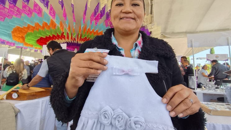 *NIDIA VISTE CON ESTILO A MASCOTAS DE TLAXCALA*