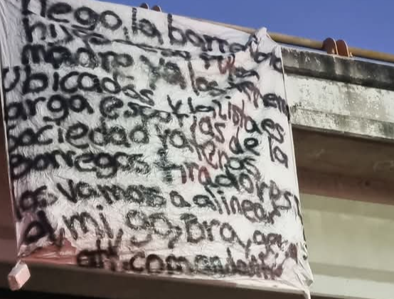 Aparece manta sobre puente de periférico en Acuitlapilco 