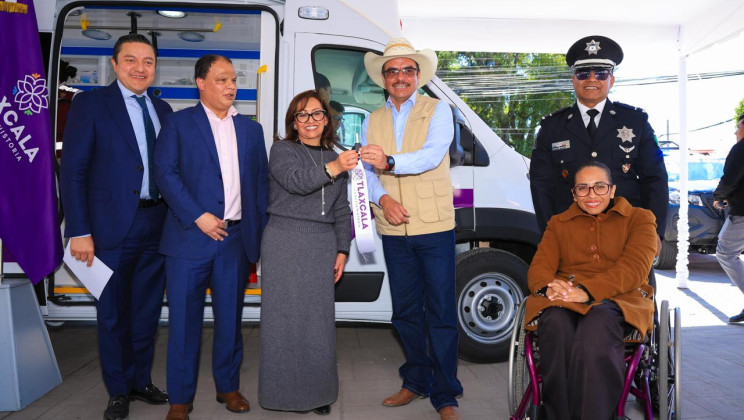 ENTREGA GOBERNADORA LORENA CUÉLLAR AMBULANCIA A YAUHQUEMEHCAN