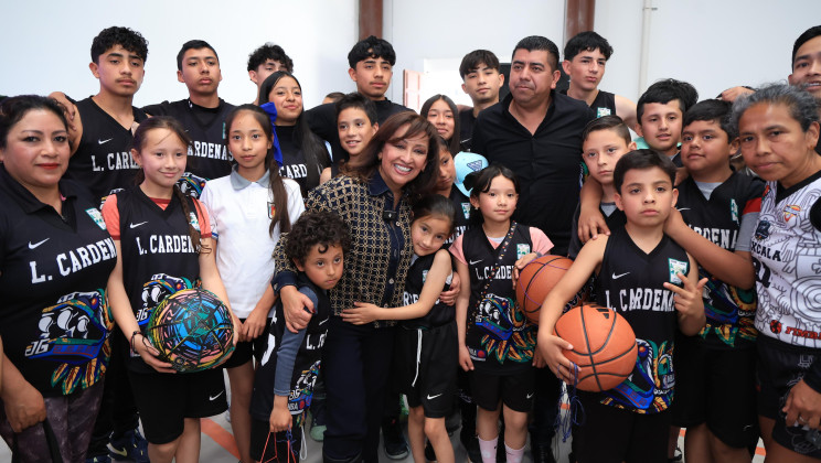 INAUGURA GOBERNADORA LORENA CUÉLLAR POLIDEPORTIVO EN LÁZARO CÁRDENAS