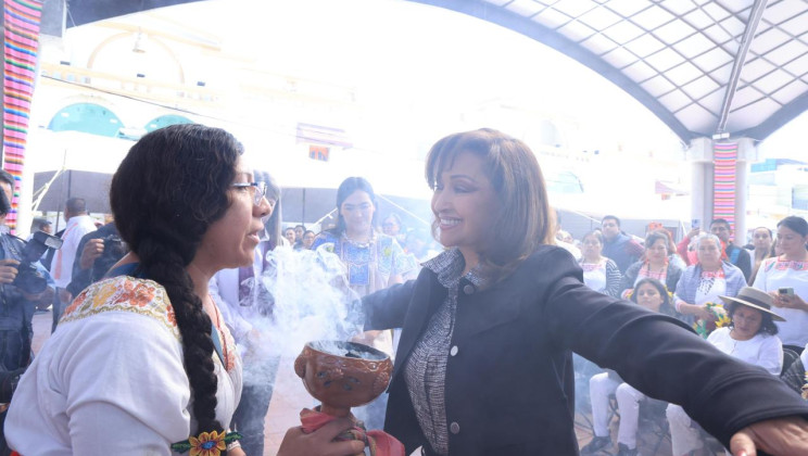 REALIZAN CEREMONIA ARMÓNICA ANCESTRAL EN FORO PARA MUJERES