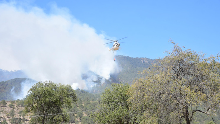 GESTIONÓ GOBIERNO DE TLAXCALA APOYO DE HELICÓPTEROS PARA COMBATIR INCENDIO