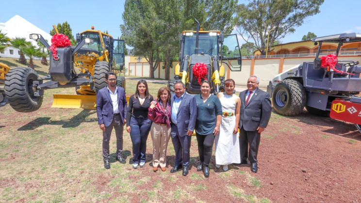 PRESENCIA GOBERNADORA ENTREGA DE MAQUINARIA DE CONSTRUCCIÓN PARA OBRA HÍDRICA DE APIZACO