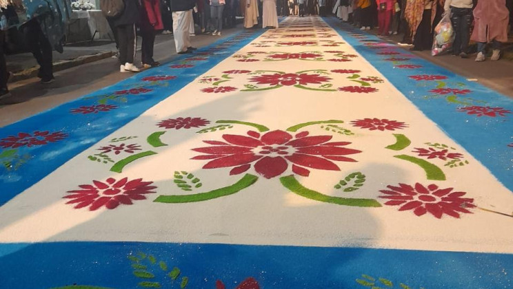 FE QUE CAMINA: ALFOMBRAS, FLORES Y DEVOCIÓN UNEN A FELIGRESES Y VISITANTES EN LA BAJADA DE LA VIRGEN DE OCOTLÁN