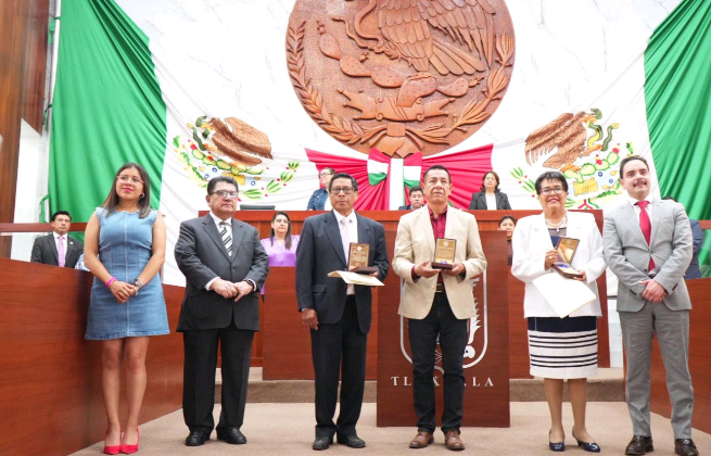 Entrega LXV Legislatura reconocimiento, estímulo económico y presea“50 AÑOS POR LA EDUCACIÓN AL SERVICIO DEL PUEBLO”