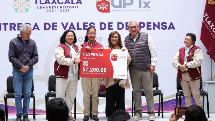ENTREGA GOBERNADORA LORENA CUÉLLAR VALES DE DESPENSA A PERSONAL DE LA UPTX