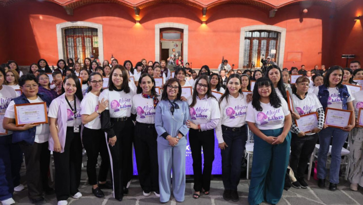 GOBERNADORA LORENA CUÉLLAR RECONOCE VALENTÍA DE 50 TLAXCALTECAS QUE RECONSTRUYERON SU VIDA TRAS LA VIOLENCIA