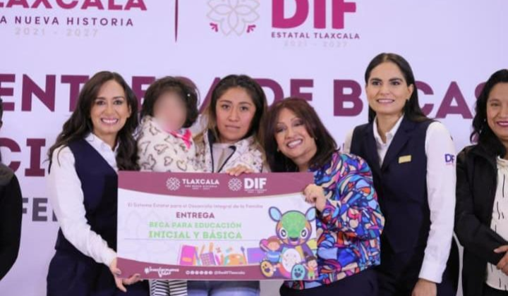 ENCABEZA LORENA CUÉLLAR QUINTA ENTREGA DE BECAS PARA LA PRIMERA INFANCIA EN TLAXCALA