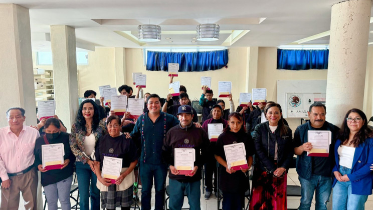 EDUCACIÓN TRANSFORMA VIDAS EN AMAXAC; ADULTOS Y JÓVENES RECIBEN CERTIFICADOS DE PRIMARIA Y SECUNDARIA